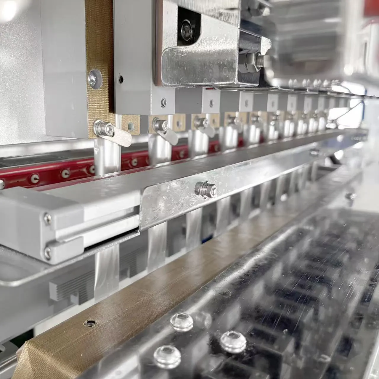 Unidad de corte y termosellado de máquina envasadora de líquidos de miel de varios carriles